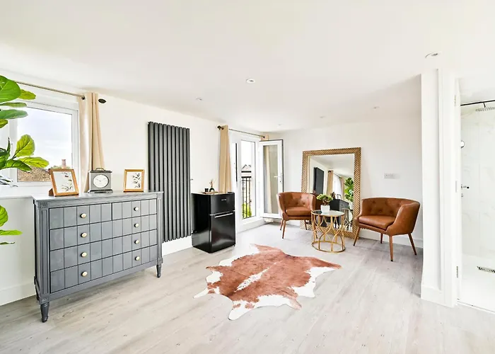 Stylish & Spacious 4Br Home