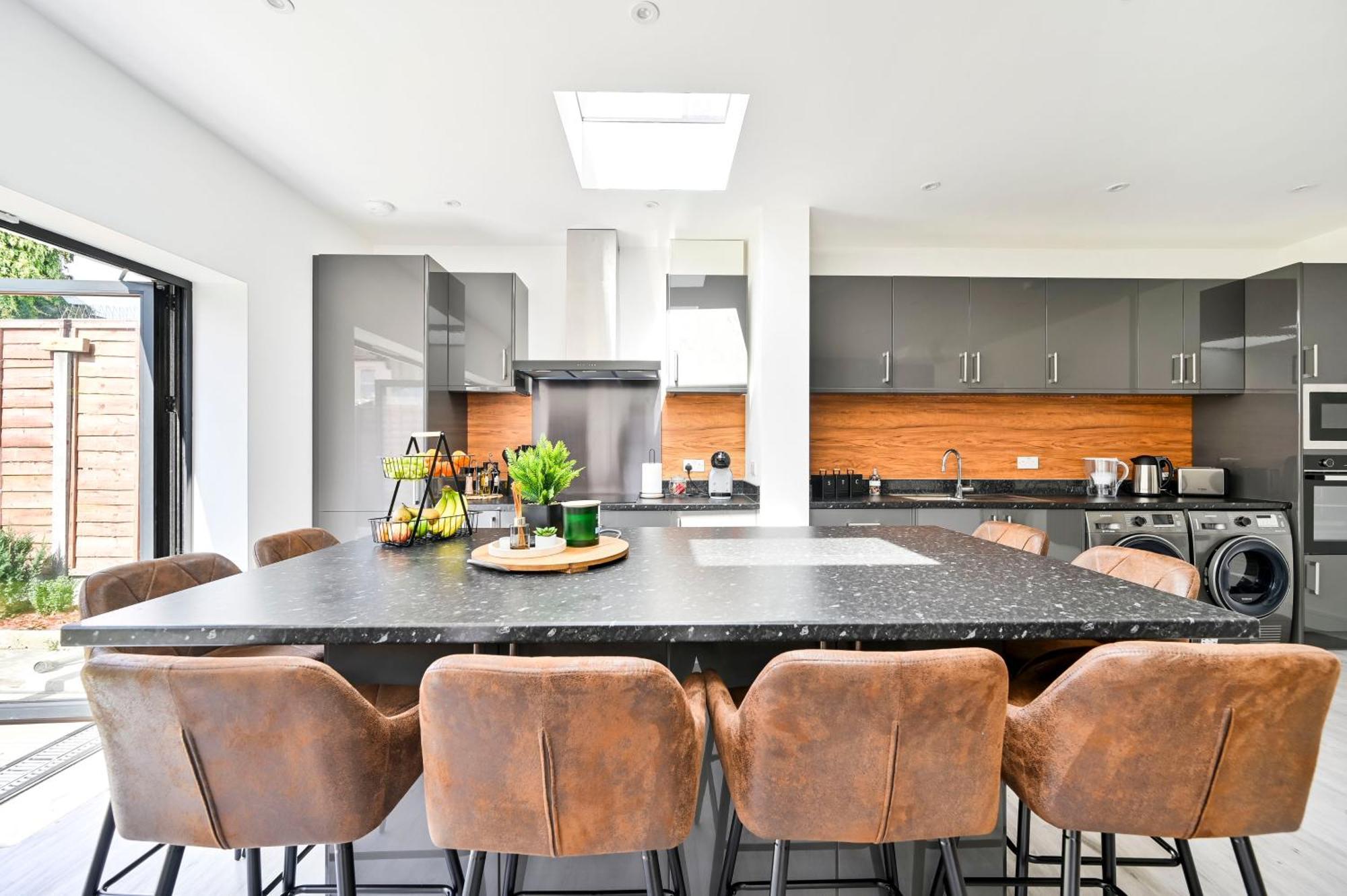 Stylish & Spacious 4br