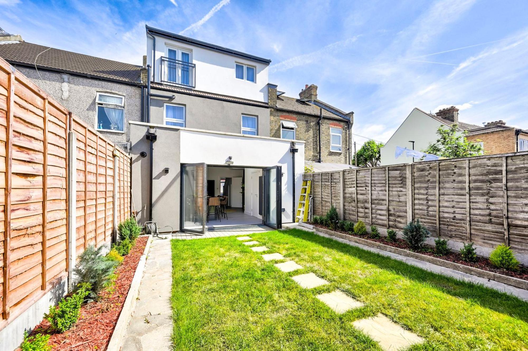 Stylish & Spacious 4br London